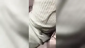 上次被我用春药操了的同事突然让我去她家玩 被我当着她和她老公的结婚照面前操的嗷嗷叫！