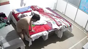 【中医按摩养生馆】白虎大妈名义上来理疗按摩的实际是想被猥琐老中医干的内射完还不让J8拔出去