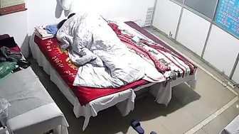 【中医按摩养生馆】白虎大妈名义上来理疗按摩的实际是想被猥琐老中医干的内射完还不让J8拔出去