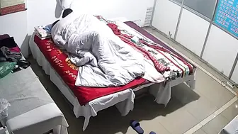 【中医按摩养生馆】白虎大妈名义上来理疗按摩的实际是想被猥琐老中医干的内射完还不让J8拔出去