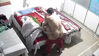 【中医按摩养生馆】白虎大妈名义上来理疗按摩的实际是想被猥琐老中医干的内射完还不让J8拔出去