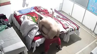 【中医按摩养生馆】白虎大妈名义上来理疗按摩的实际是想被猥琐老中医干的内射完还不让J8拔出去