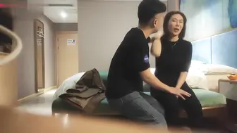 40岁成熟美女火辣登场，自愿互动床上挑逗升级，妩媚动作热烈，激情氛围与视觉享受层层递进