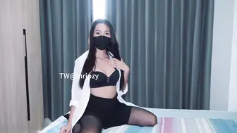 极品黑丝大长腿尤物学妹 筷子般的美腿加上开档黑丝 这谁能受得了