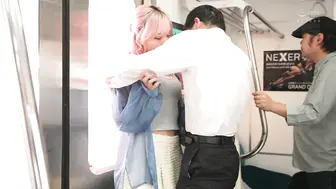 HMN-858 [中文字幕]现身！逆痴汉辣妹 紧紧抓揉弱气男人的鸡巴，诱惑无套插入的痴女出没的痴汉电车 春阳萌花