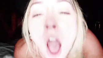 两个大鸡巴猛男力道十足搞好身材姐妹花，紧紧抱着毫不手软揉捏抽插猛力撞击