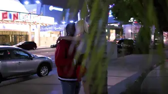 瘦瘦的金发美女喜欢后入式的大黑鸡巴