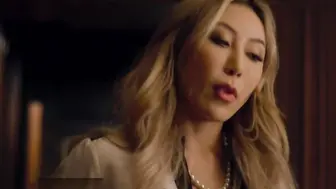 更深。顺从的妮可·多西（Nicole Doshi）满足了两位主人
