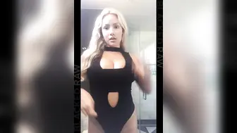 甜美的金发美女与大黑鸡巴发生性关系